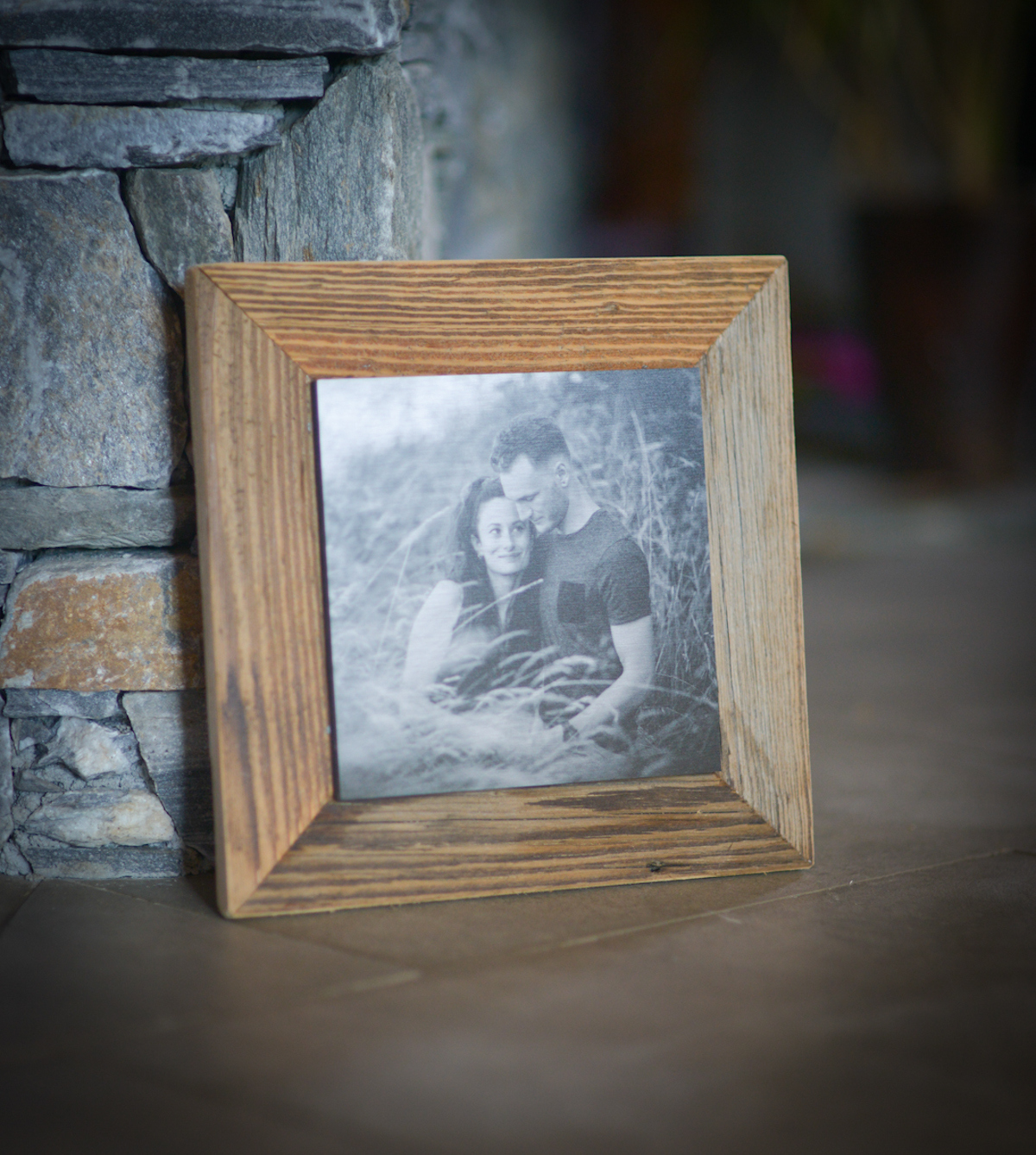 Un cadre en bois contenant une photo pleine d’émotion ( couple)